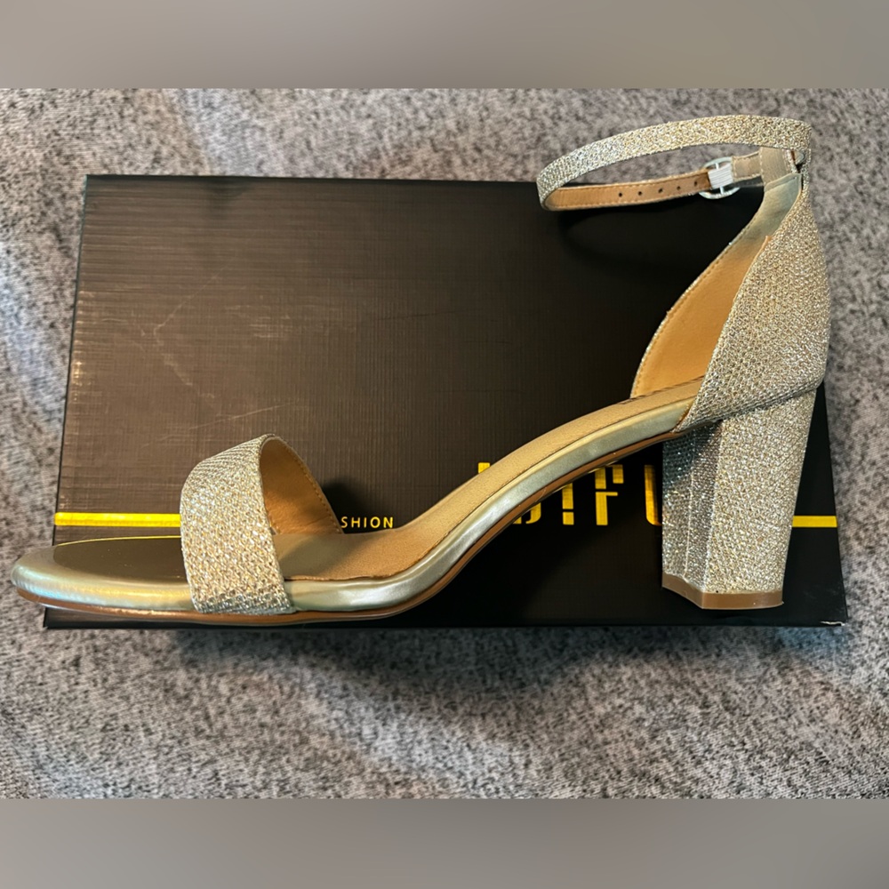 IDIFU Gold Glittery Heels Elegant Like New original packaging